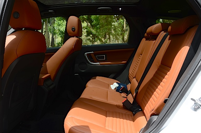 land-rover-discovery-sport-2016-rear-seat