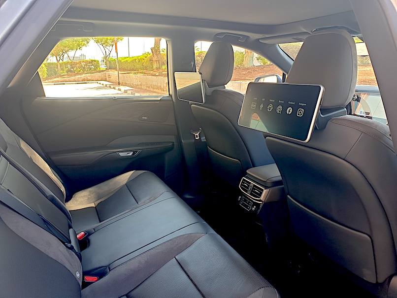 Lexus RX 350h rear cabin comfort