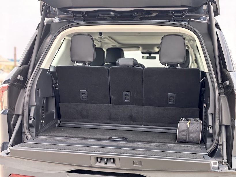Lincoln Navigator boot space