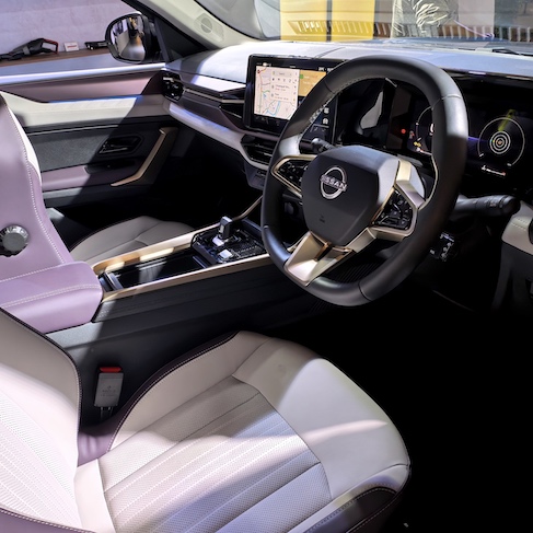 Nissan Tekton front cabin space