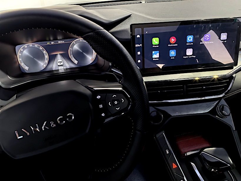 Lynk & Co 06 dashboard