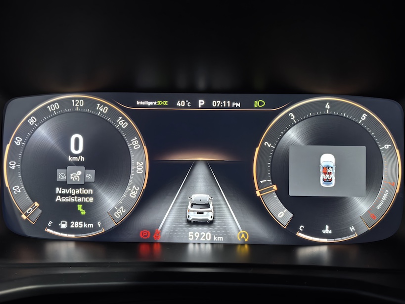 Lynk & Co 06 driver info screen